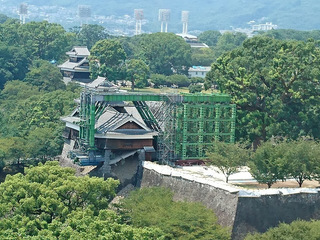 2016年8月12日、熊本市役所展望ロビー14階から撮影した熊本城.jpg